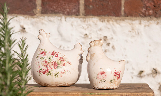 Deux statues de poules champêtres avec des pivoines à l'ancienne